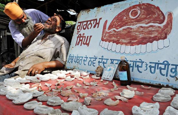 DENTAL QUACKS IN WORLD : ROAD SIDE DENTISTRY